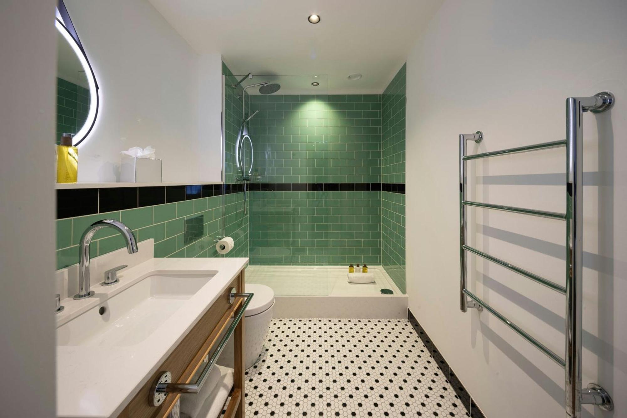 Loft Suite met 1 Slaapkamer met een Tweepersoonsbed, Slaapbank en Uitzicht op de Stad